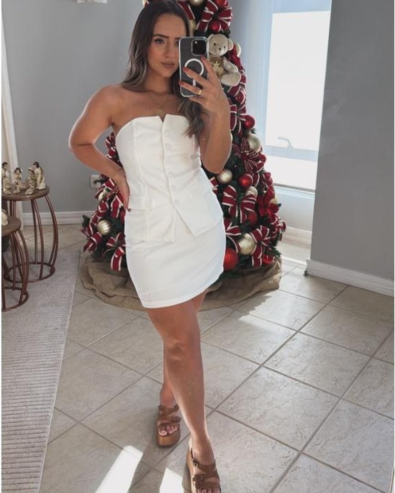 Pâmela com vestido curto branco de alfaiataria